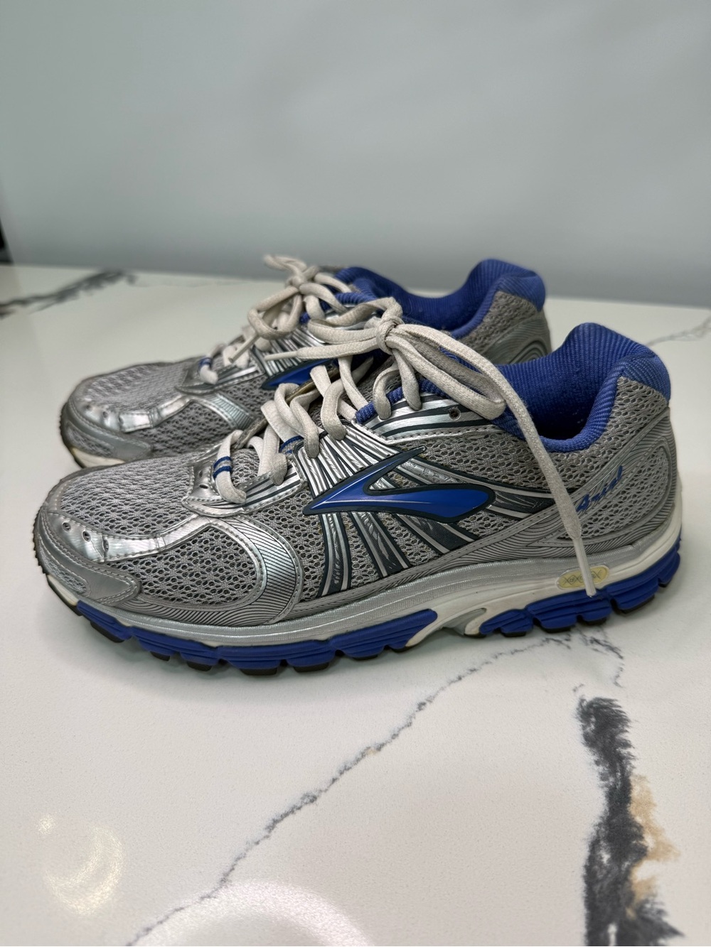 Brooks Ariel Women's Running Shoes Silver White Blue Sneakers SZ 8 Wide